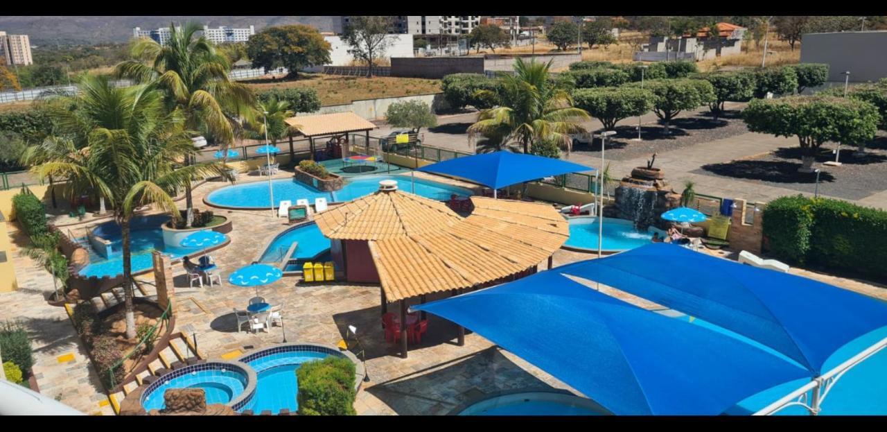 LINDO FLAT com PARQUE AQUÁTICO PERTO DO CENTRO DE CALDAS NOVAS! Esterno foto